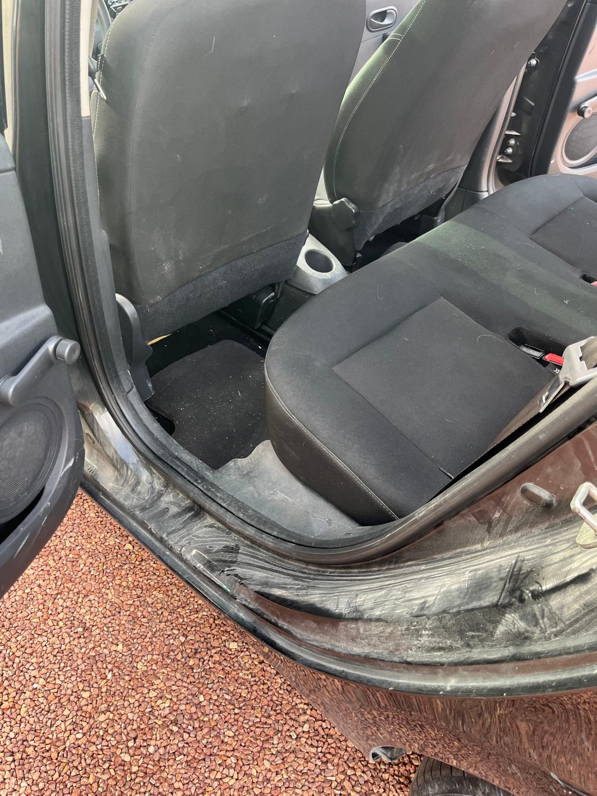 Banquette arrière Clio avant nettoyage